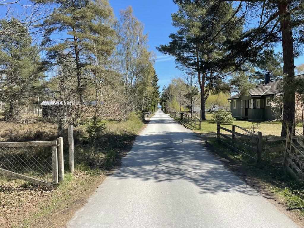 Infart till tomt till vänster