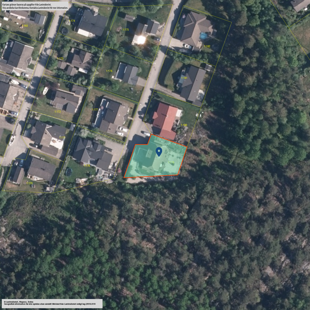 Längst in på återvändsgata med skogen bakom huset. 