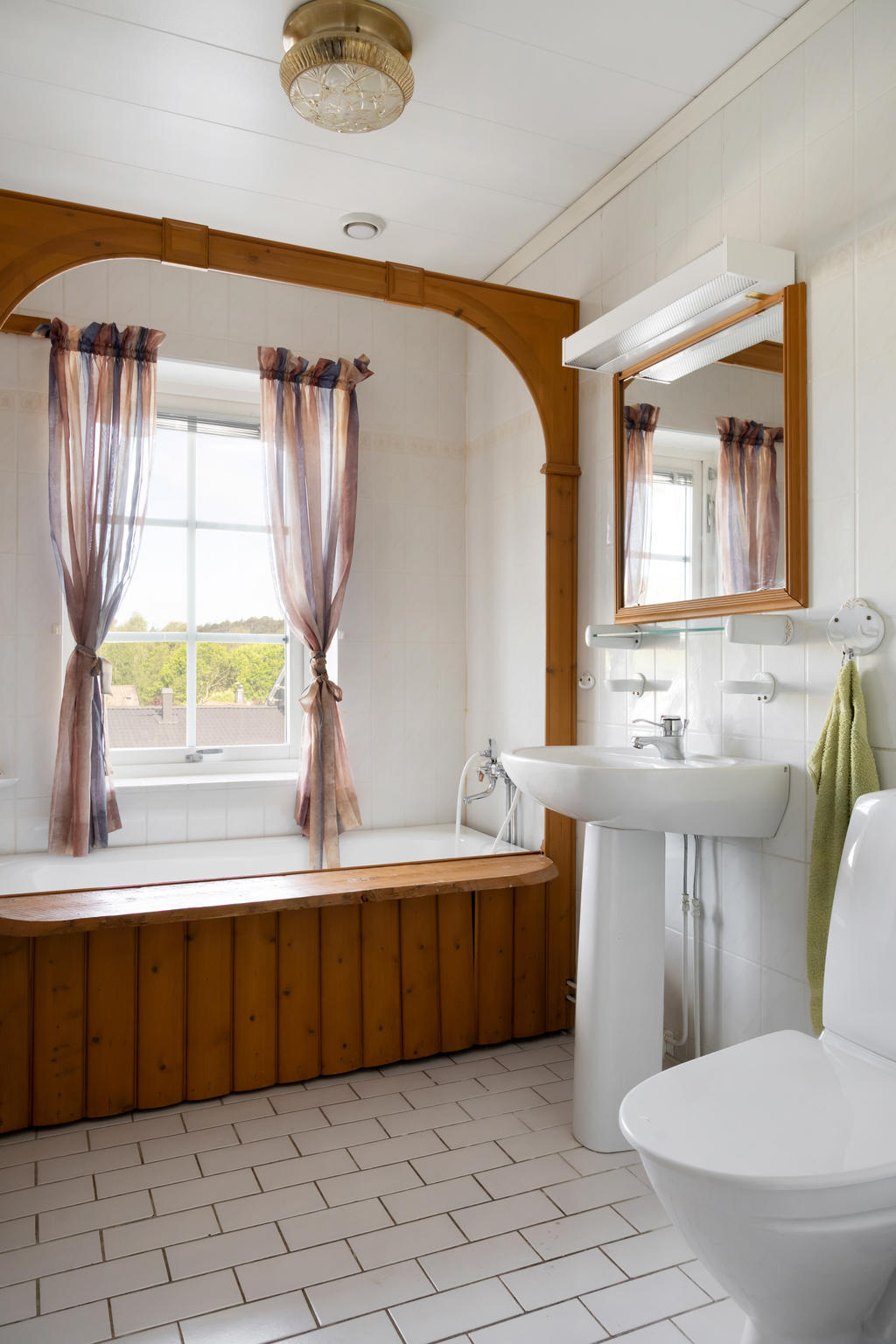 Helkaklat badrum nedre plan