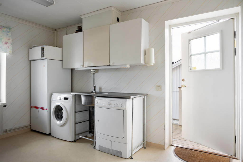 Groventré/tvättstuga/pannrum, nu med ny panna från Nibe