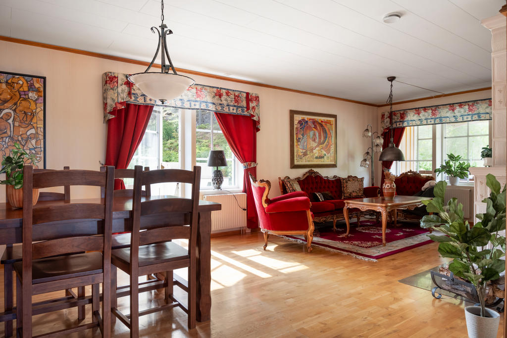 Stort härligt vardagsrum med fönster i flera väderstreck. 