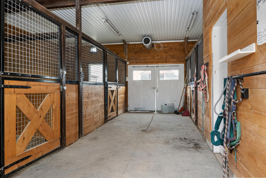 Stallet renoverades 2019 till nuvarande utseende med tre boxar varav två fölboxar.