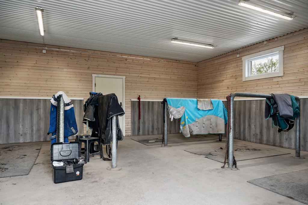 Skötselstall med fyra platser och sadelkammare.