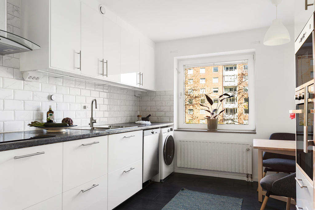 Gott om bänkytor samt fint ljusinsläpp från stort fönster