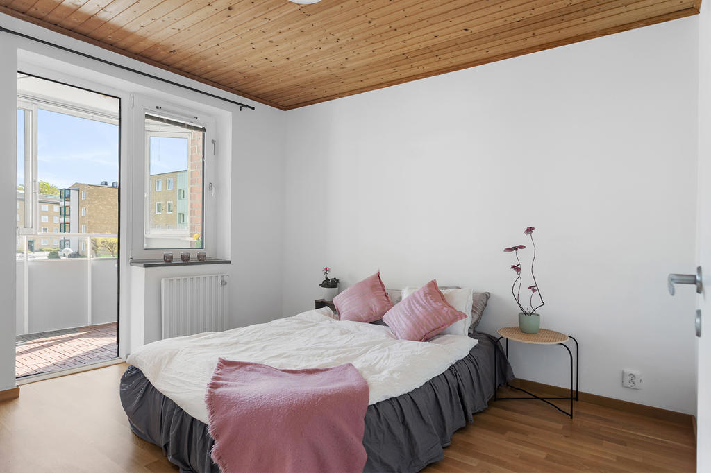 Plats för dubbelsäng och utgång till balkong