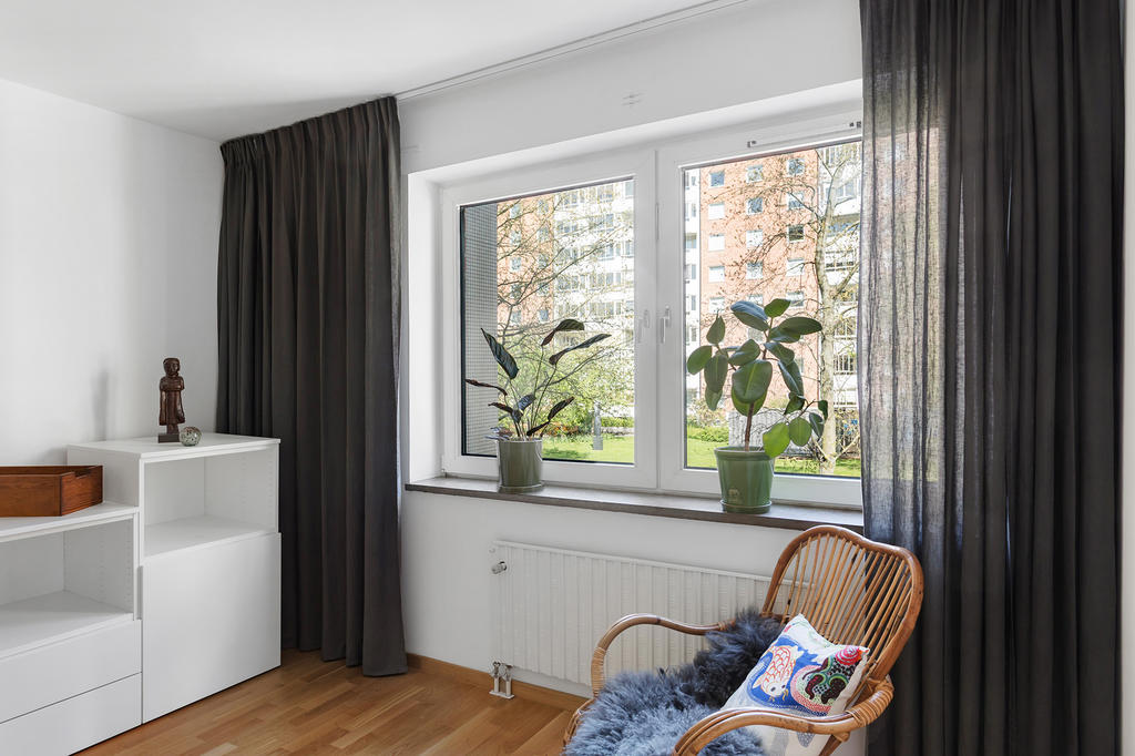 Fint ljusinsläpp från stora fönster mot föreningens gård