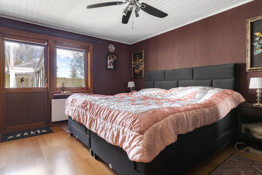 Master bedroom med utgång till det inglasade uterummet