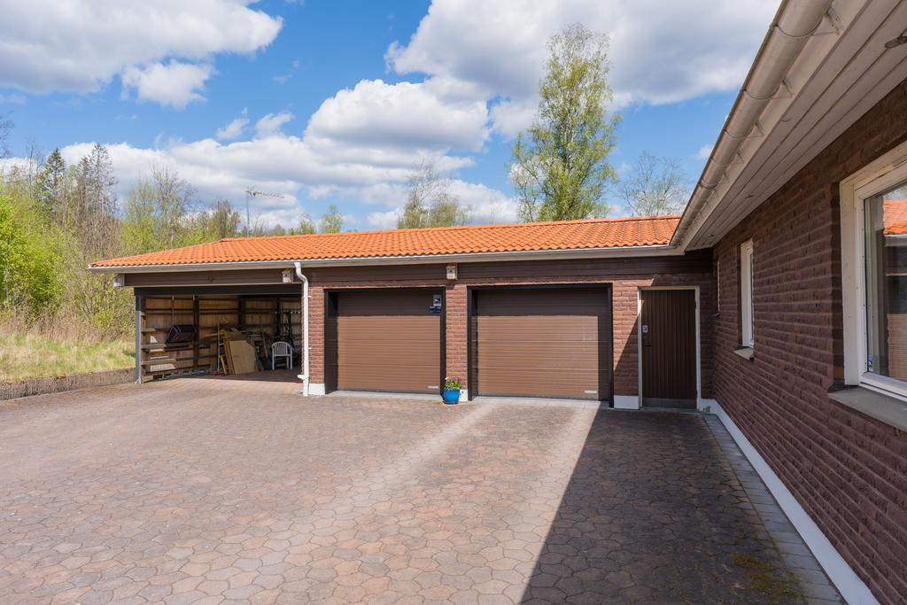 Dubbla garage och carport