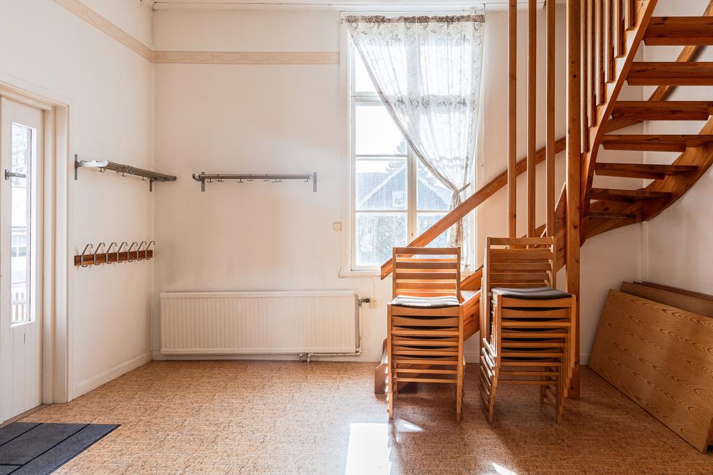 Entré/hall med trappa till övre plan