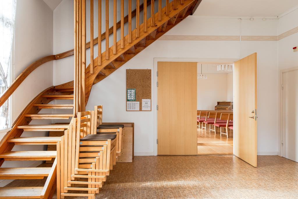 Entré/hall med trappa till övre plan