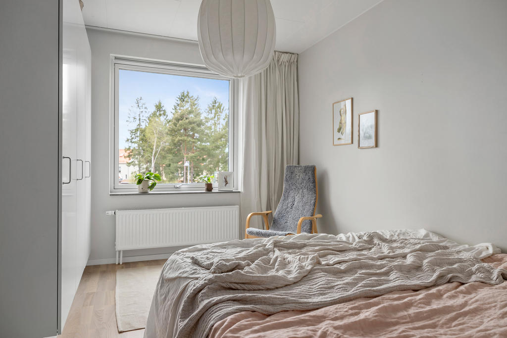 Sovrum med fönster mot trädgårdssidan