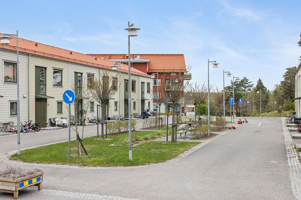Roligt att bo nära andra barn, med liten lekplats utanför dörren. Platt och bra för att t ex lära sig att cykla