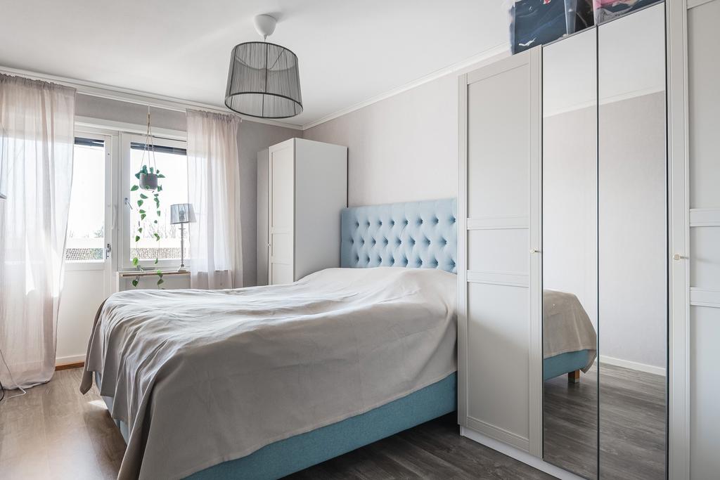 Master bedroom med egen balkong. 