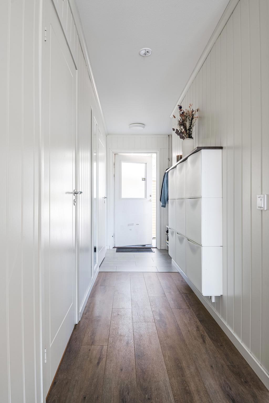 Ljus hall med smart förvaring. 