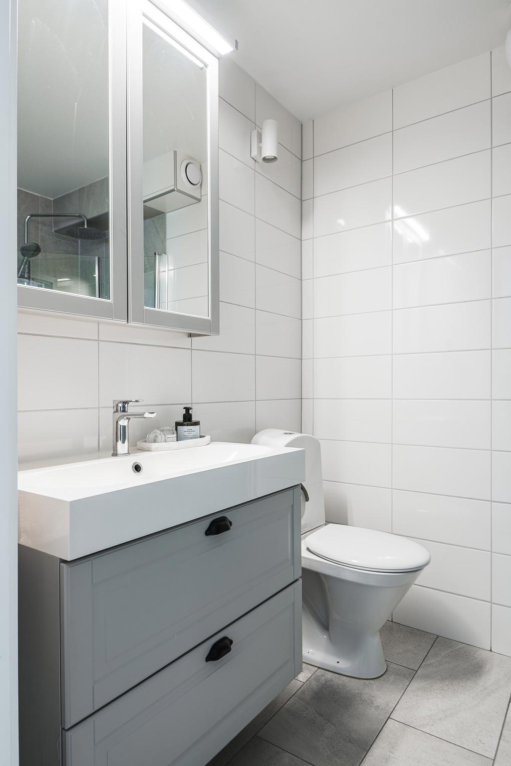 Renoverad WC i kakel och klinker med golvvärme. 