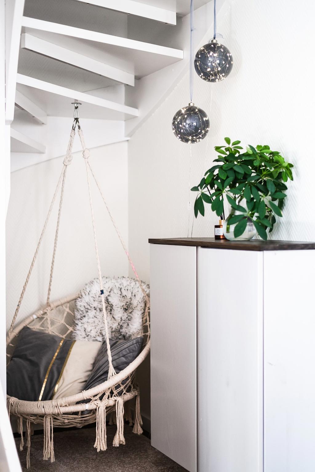 Detaljbild under trappen. 