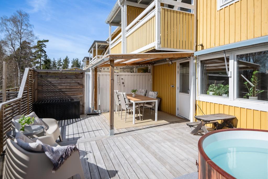 Vy över den stora altanen med direkt anslutning till vardagsrummet. 