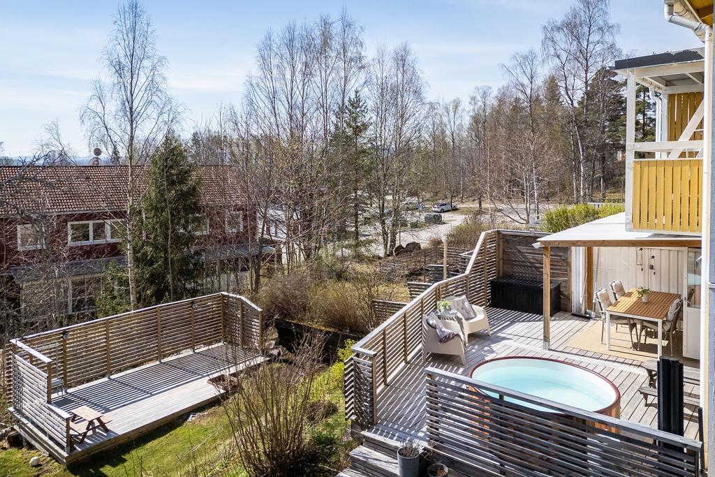 Vy över de två altanerna på baksidan. 