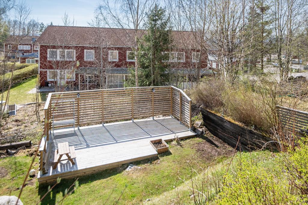 Den nedre altanen, här har nuvarande ägare en pool för barnen sommartid. Välj själv hur du ska nyttja denna fantastiska yta. 