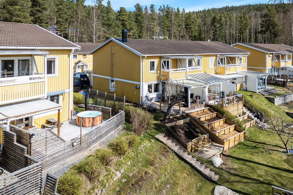 Mysig baksida med stor altan och trappa ner till den andra altanen. 