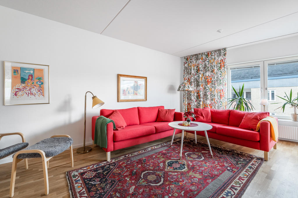 Varmt välkomna till Bäverns Gränd 16A - En smakfullt renoverad bostad högt upp i huset i gavelläge och balkong med trevlig utsikt mot slottet!