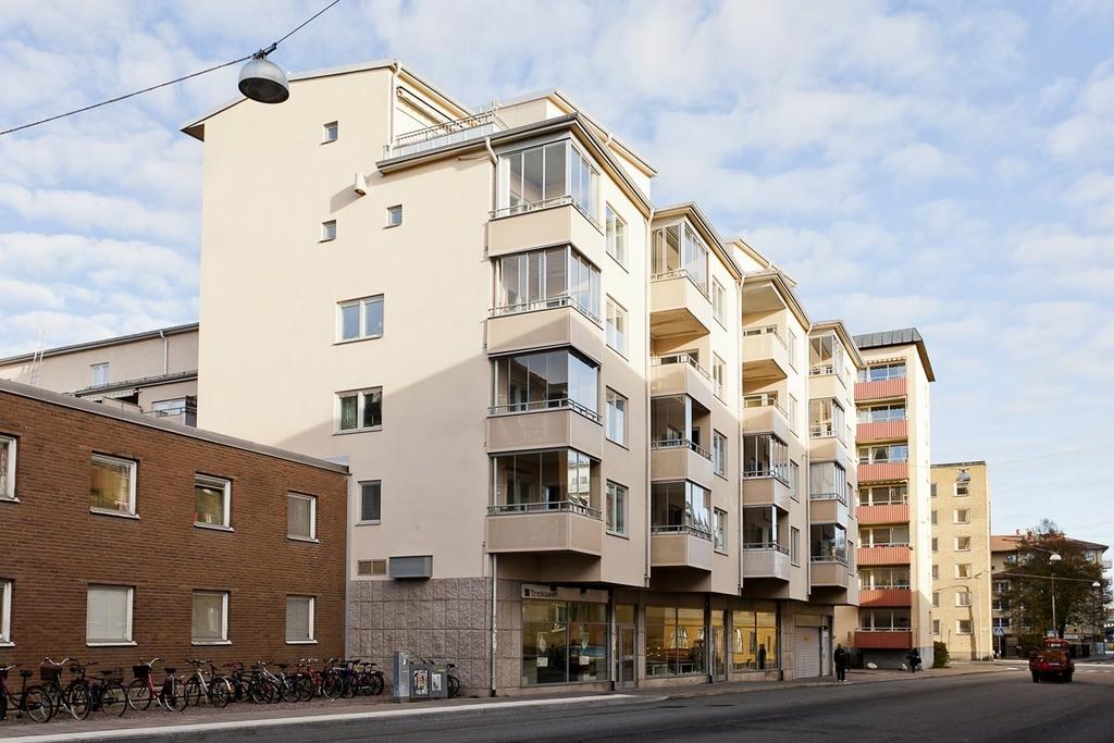 Framsida fasad med balkonger.
