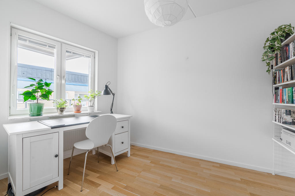 Rymligt sovrum med gott om plats för säng, skrivbord och annat möblemang.