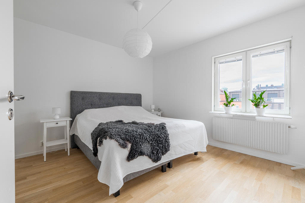 Väl tilltaget Master Bedroom, lugnt beläget mot innergården.