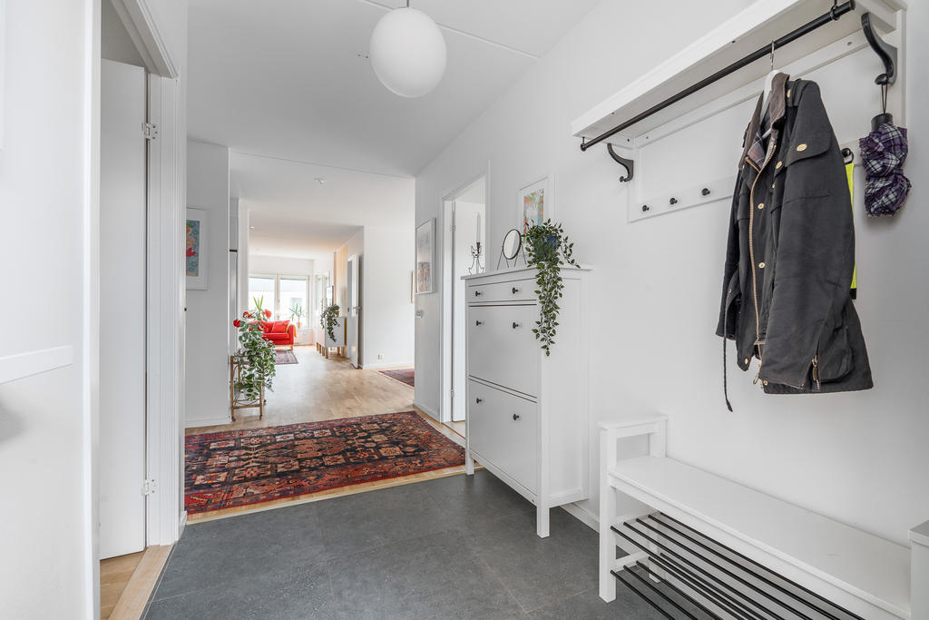 Välkomnande och rymlig hall, där du redan här möts av ett fint intryck och ljusinsläpp.