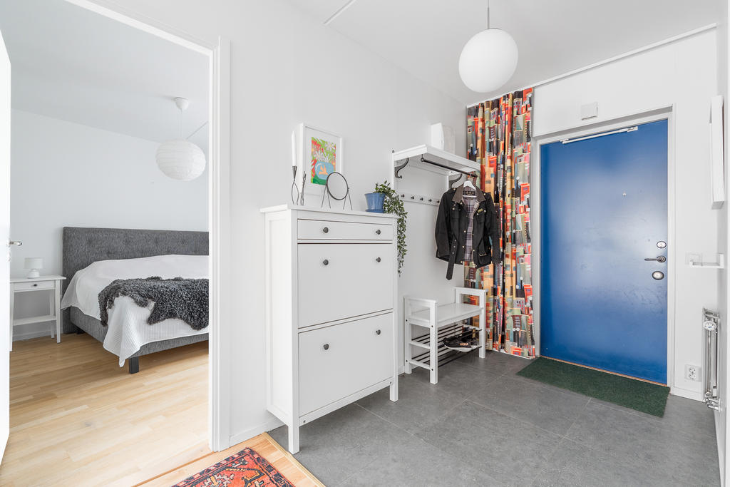 Hall med praktiskt klinkergolv som sedan följs av parkettgolv.