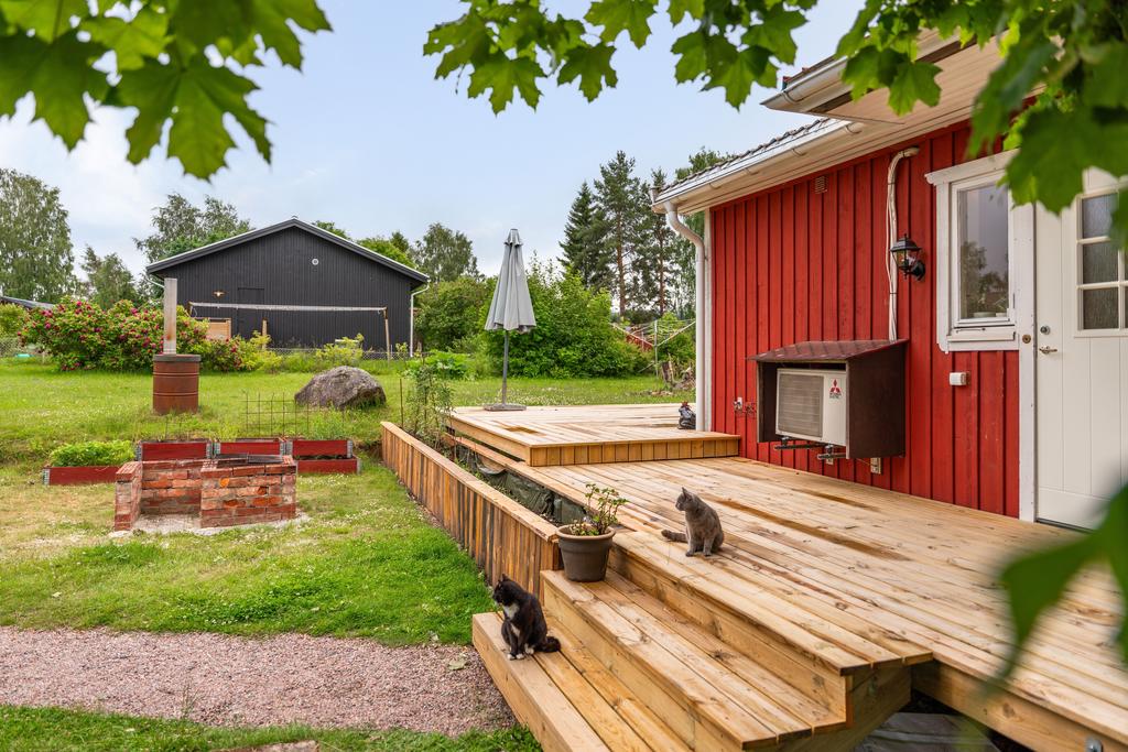 Stor nybygg altan/trädäck i anslutning till entrén
