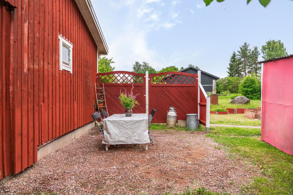 Uteplats intill uthuset