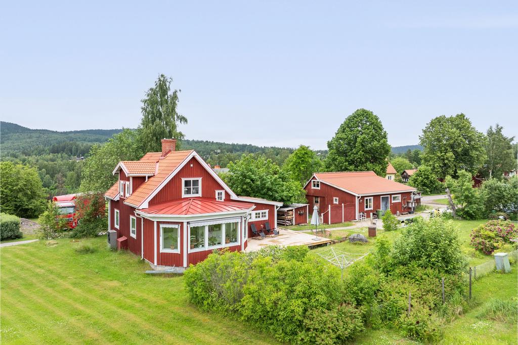 Villan och uthuset på den grönskande tomten