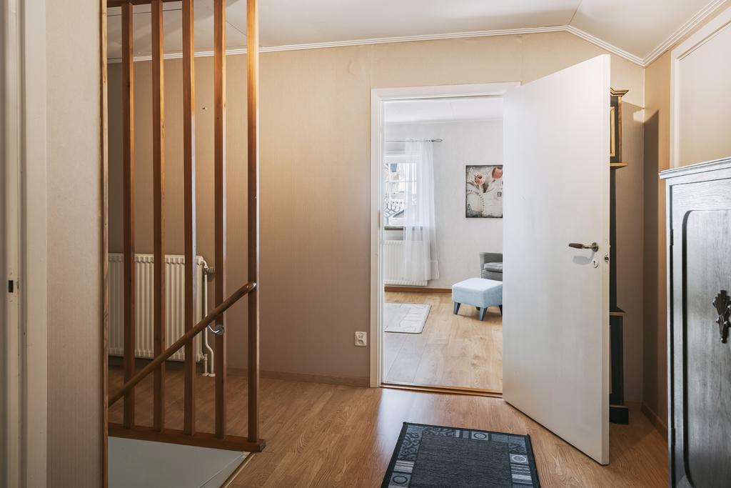 Ovanvåning med hall, två sovrum, badrum samt ett pentry