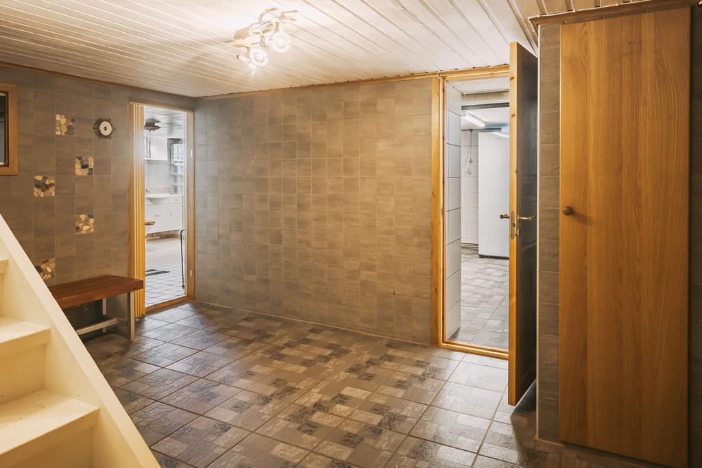 Relax, tvättstuga, bergvärmepump och förråd på detta plan