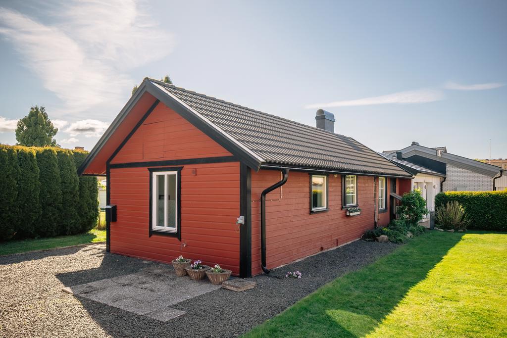 Gäststuga komplett med nytt kök, sovrum, vardagsrum, dusch och tvättstuga.