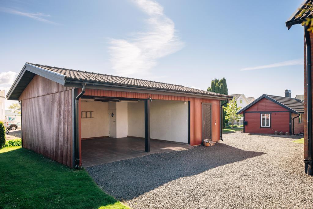Dubbel carport samt förråd