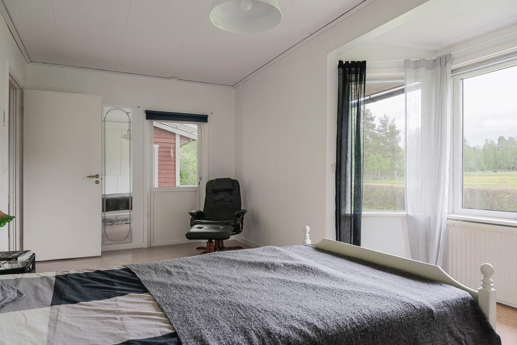 Sovrum 1 har utgång till verandan