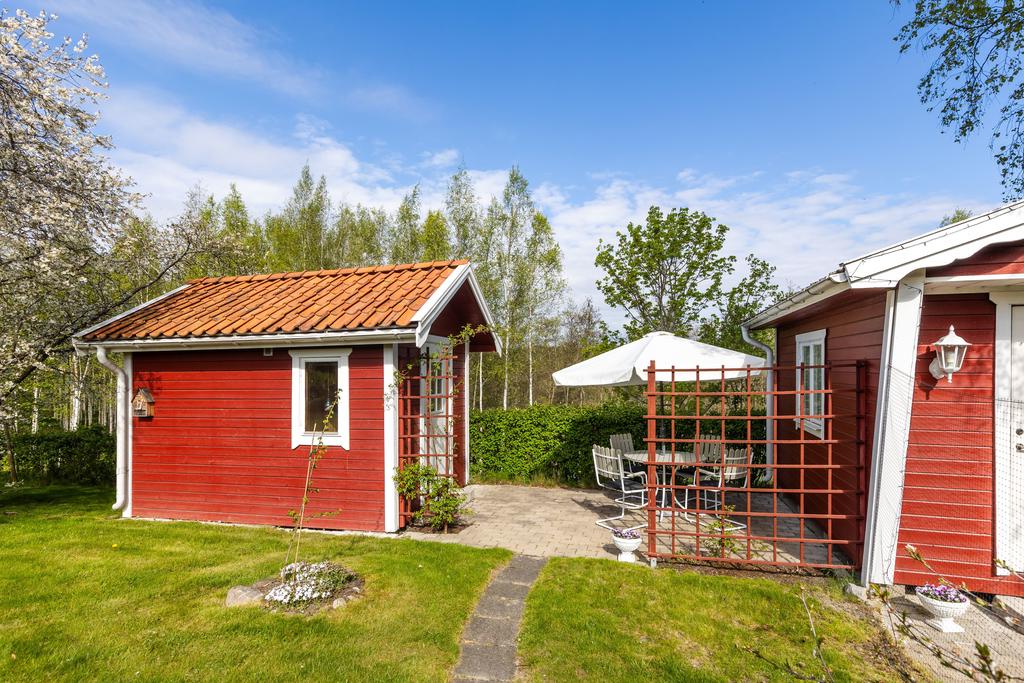 Altan intill bastu och gäststuga