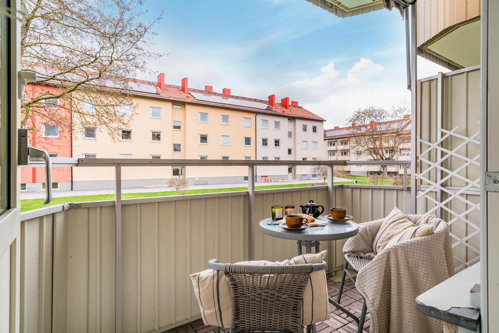 Utsikt till grönskande innergård