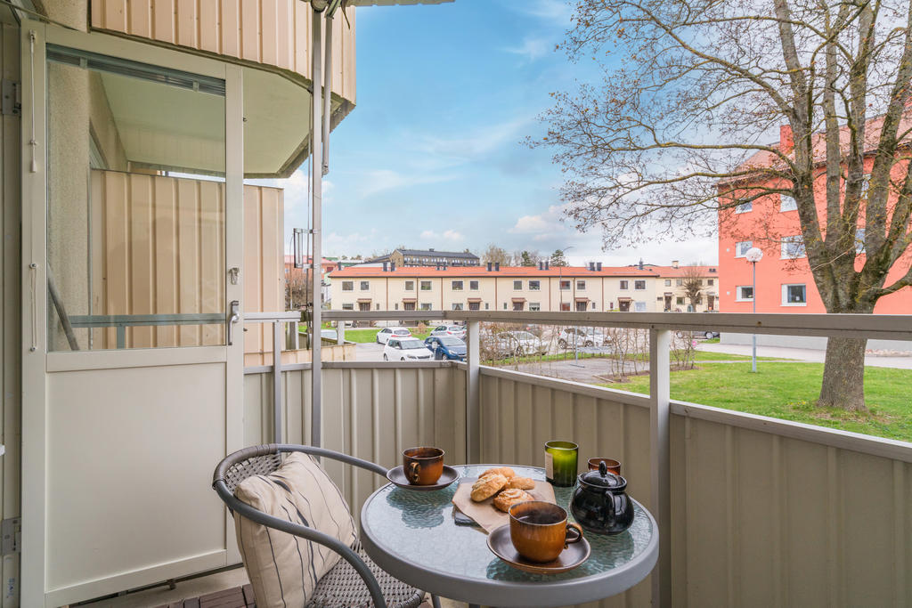 Balkong med eftermiddags- och kvällsol