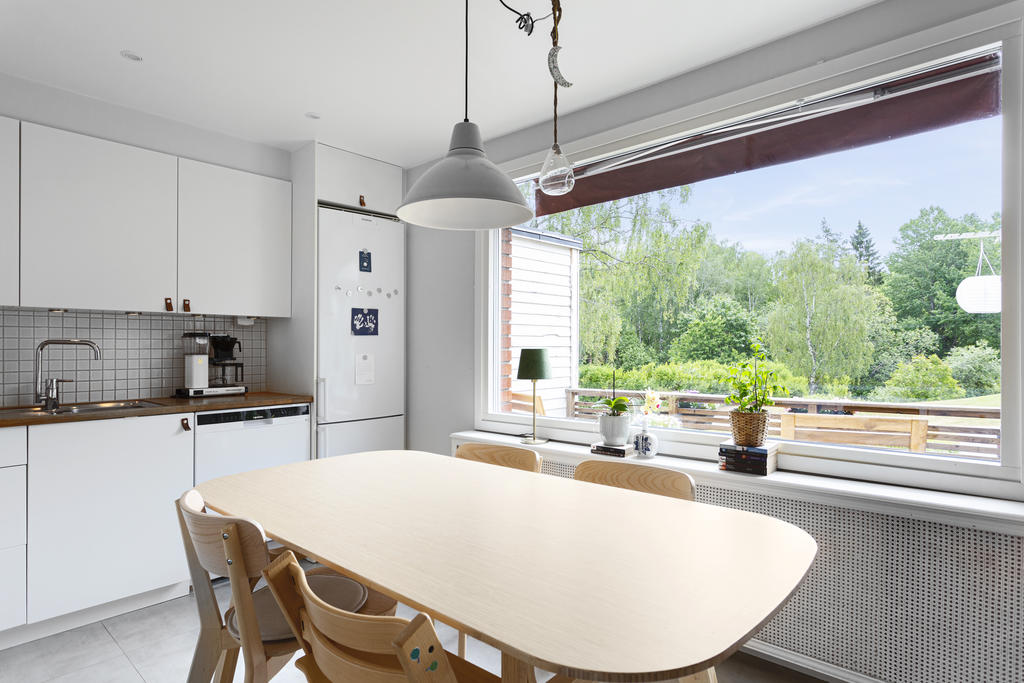 Nya panoramafönster är insatta i kök och vardagsrum, de ger fin känsla och vy