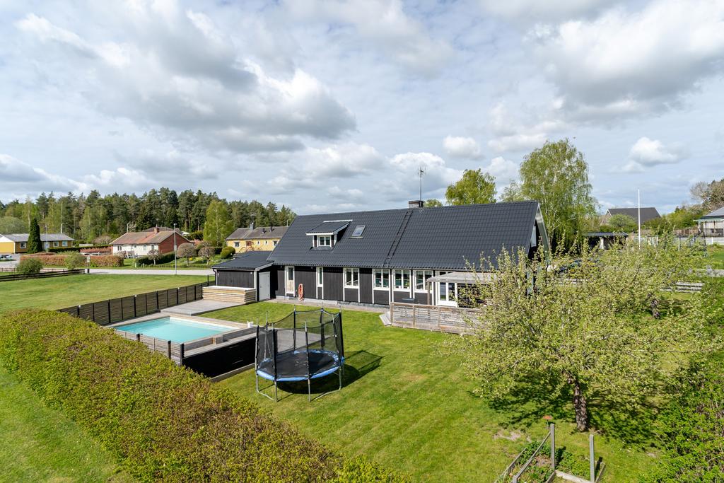 Härlig trädgård som angränsar till grönområde och lekpark