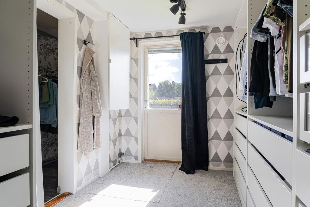 Klädkammare med gott om förvaring