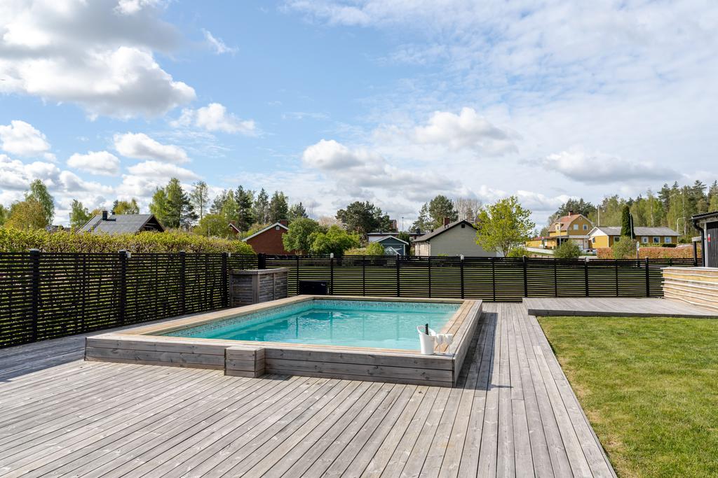 Ett stort pooldäck för lata sommardagar
