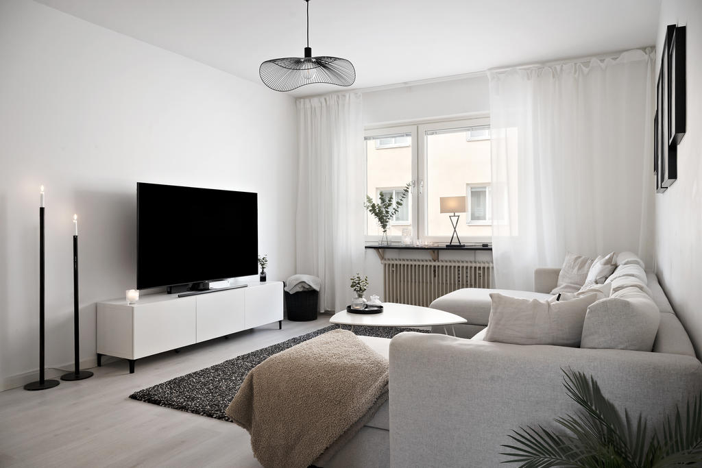 Hela lägenheten har genomgående samma ljusa laminatgolv vilket ger en harmonisk känsla.