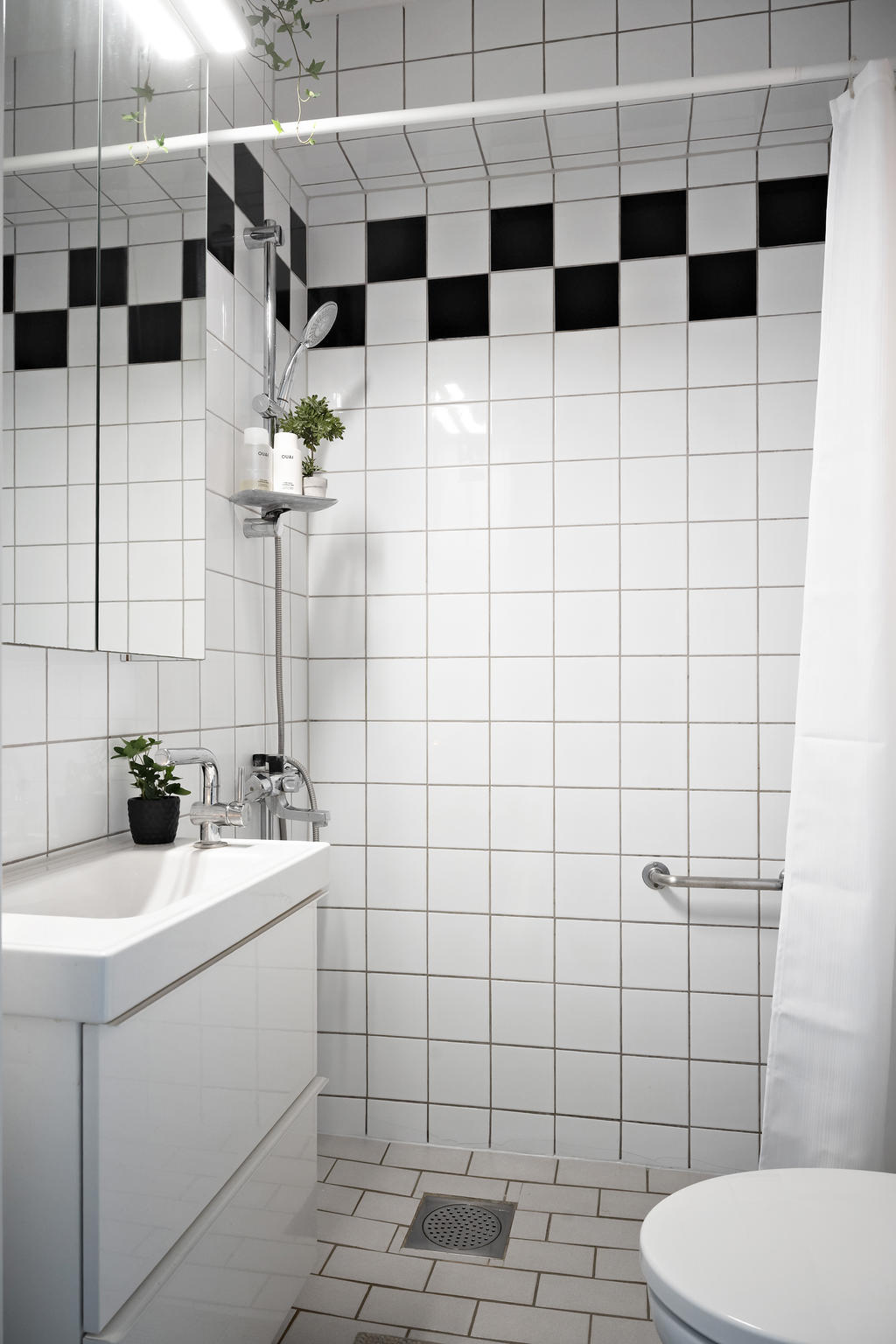 Fräsch, helkaklat badrum.