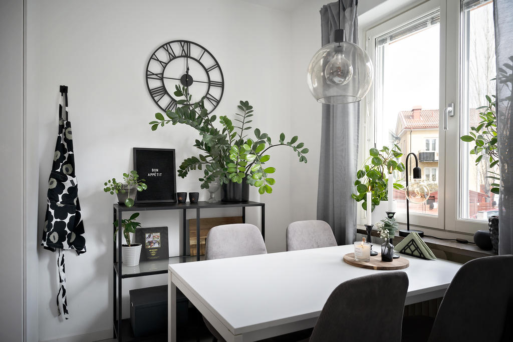 I köket finns gott om plats för matgrupp vid fönstret.