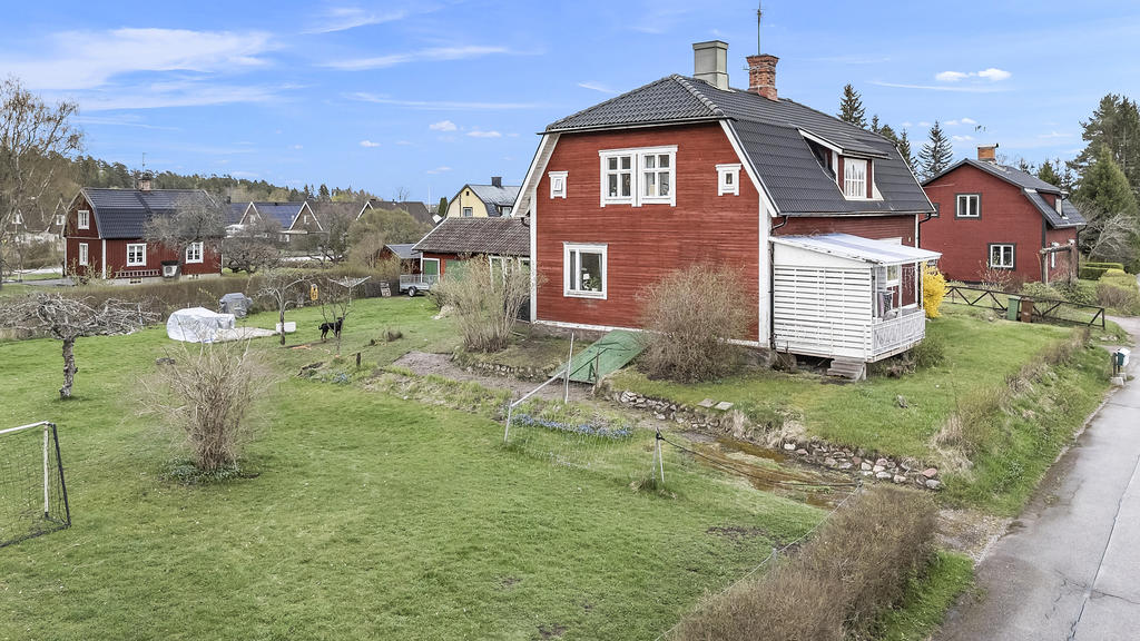 Rymlig trädgård