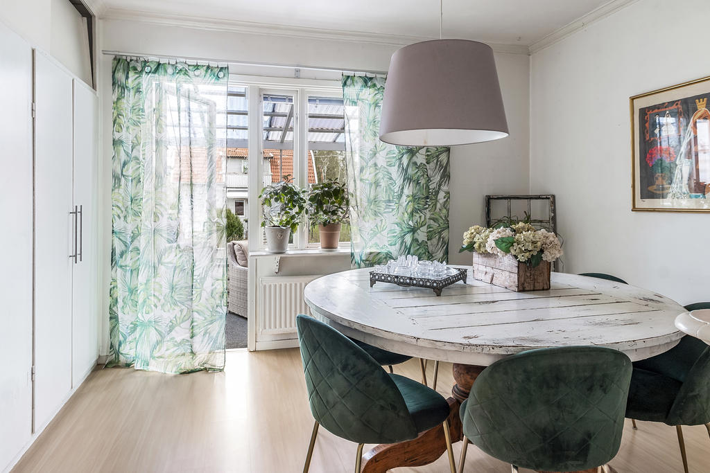 Plats för middag med utgång till altan